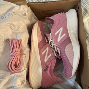 Figs New Balance Roav